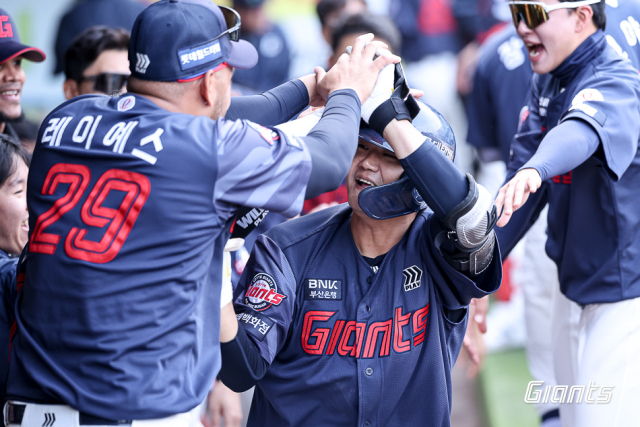 29일 삼성과의 2차전에서 6회말 ‘멀티 홈런’을 기록한 손호영이 직전 타석에서 홈런을 기록한 레이예스와 세레머니를 하고 있다. 롯데 자이언츠 제공