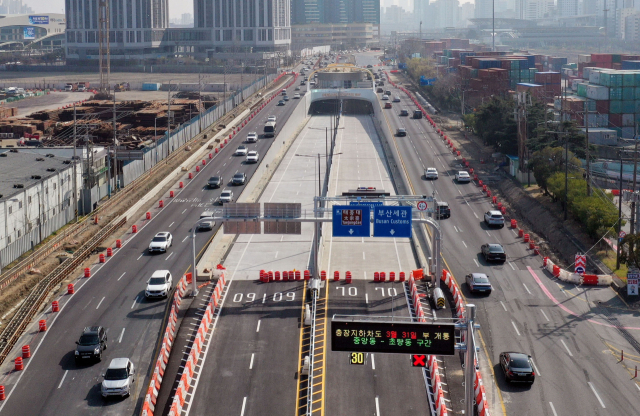 부산 충장지하차도가 31일 우선 개통돼 충장대로 일대 교통혼잡 완화가 기대된다. 정종회 기자 jjh@