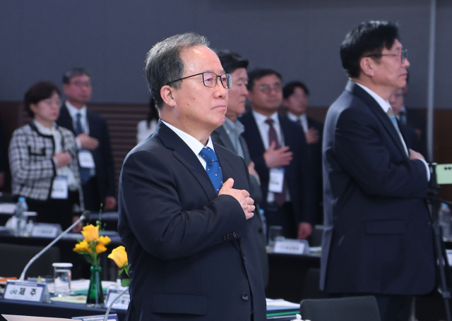 지난 26일 부산 서구 윈덤그랜드 부산 그랜드볼룸에서 열린 제107회 대한민국교육감협의회 총회에서 김석준 교육감이 국기에 대한 경례를 하고 있다. 정종회 기자 jjh@