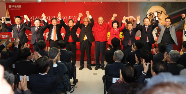 28일 부산 부산진구 부전동에서 열린 박형준 경선 사무소 개소식에서 박형준 시장과 참석한 국회의원들이 손을 들며 참석자들에게 인사하고 있다. 이재찬 기자 chan@