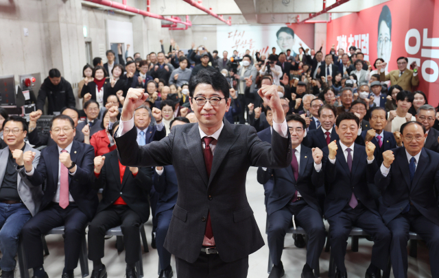 28일 부산 연제구 연산동에서 열린 주진우 부산시장 경선 사무소 개소식에서 주진우 의원이 참석자들과 사진촬영을 하고 있다. 이재찬 기자 chan@