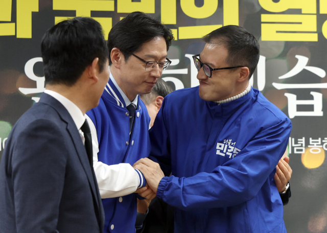 더불어민주당 김경수 경남도지사 후보가 23일 경남 김해시 진영읍 강금원기념봉하연수원 강연장에서 열린 현장 최고위원회의에 앞서 김상욱 울산시장 후보와 인사를 나누고 있다. 연합뉴스