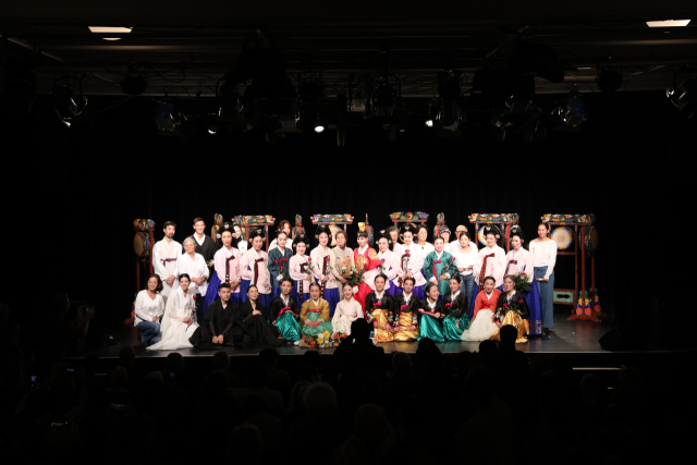 파독간호사무용단 공연 모습. 국립부산국악원 제공