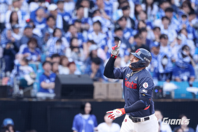 롯데 자이언츠의 새로운 1번 타자 빅터 레이예스가 롯데의 공격야구를 이끌고 있다. 지난 29일 홈런을 친 뒤 세레머니 하는 레이예스. 롯데자이언츠 제공