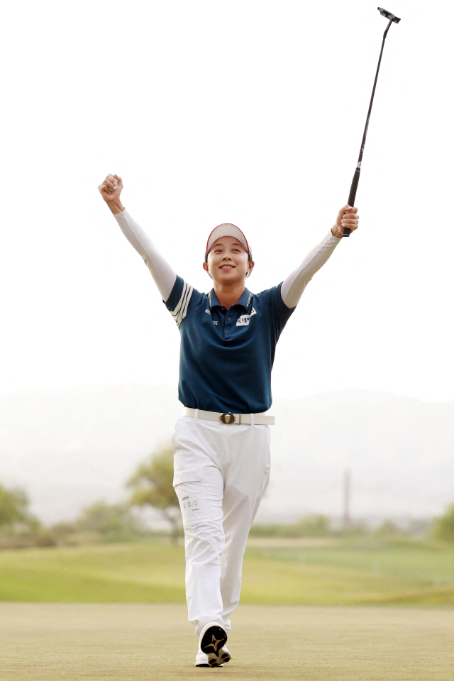 김효주가 30일(한국 시간) 미국 애리조나주 피닉스의 월윈드 골프 클럽에서 열린 LPGA 투어 포드 챔피언십에서 우승을 확정지은 뒤 기뻐하고 있다.AFP연합뉴스