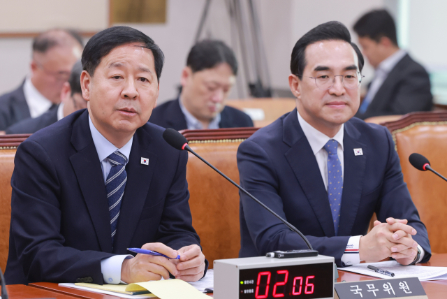 구윤철 부총리 겸 재정경제부 장관이 30일 국회에서 열린 법제사법위원회 전체회의에서 의원 질의에 답하고 있다. 오른쪽은 박홍근 기획예산처 장관. 연합뉴스