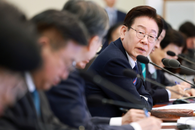 이재명 대통령이 31일 청와대에서 열린 국무회의에서 조현 외교부 장관에게 질문하고 있다. 연합뉴스