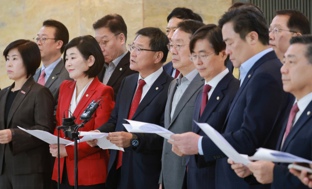 국민의힘 부산을 지역구로 둔 의원들이 31일 국회 로텐더홀에서 법제사법위원회에 부산 글로벌허브도시 특별법을 상정할 것을 촉구하고 있다. 연합뉴스