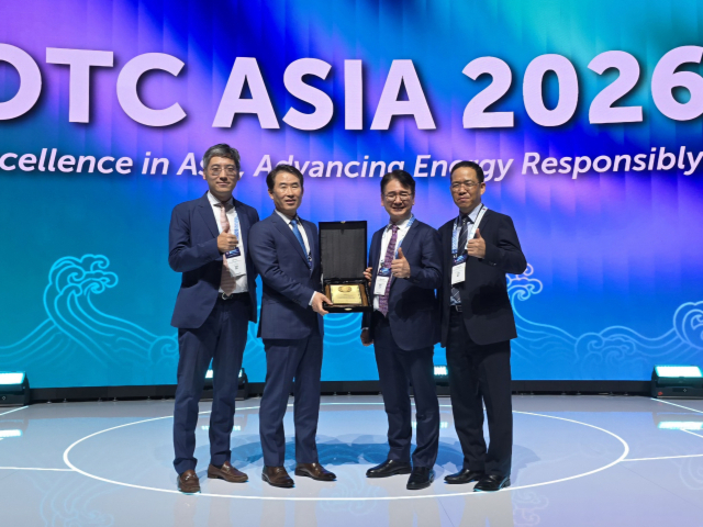 삼성중공업 안영규 기술개발본부 본부장(가운데 왼쪽)과 이병선 삼성중공업 해양영업팀 팀장(가운데 오른쪽) 등 삼성중공업 관계자들이 특별상 수상 기념 사진을 촬영하고 있다. 삼성중공업 제공