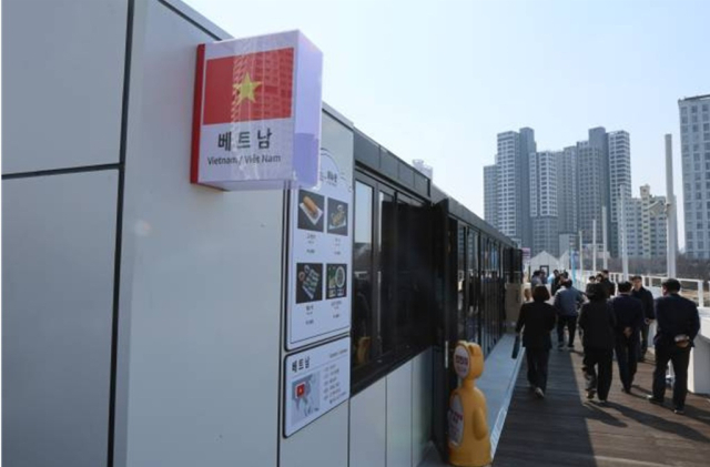 보행전용교량인 울산교 위에 설치된 ‘세계음식문화관’ 전경. 울산시는 지난달 10일 20억 원의 재정을 투입해 가설건축물 4개 동을 세우고 일종의 미식 공간으로 개관했으나, 최근 법정 필수 절차인 공유재산 취득 승인을 누락했다는 위법 논란에 휩싸였다. 울산시 제공