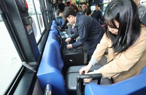 [르포]‘전국 최초’ 대형 캐리어 반입 부산 시내버스 타 보니…