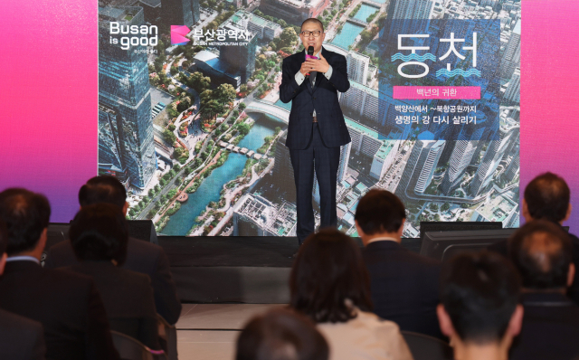 1일 오후 부산 남구 부산국제금융센터(BIFC2) 라운지에서 열린 '백년의 귀환, 동천 프로젝트' 정책 브리핑에서 박형준 부산시장이 동천 복원계획을 발표하고 있다. 이재찬 기자 chan@