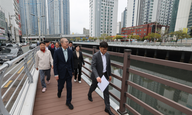1일 오후 부산 남구 부산국제금융센터(BIFC2) 라운지에서 열린 '백년의 귀환, 동천 프로젝트' 정책 브리핑에 앞서 박형준 부산시장이 동천 일대를 둘러보고 있다. 이재찬 기자 chan@