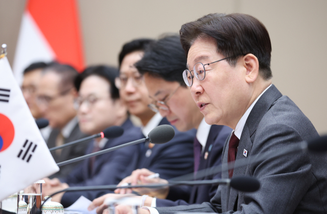 이재명 대통령이 1일 청와대에서 열린 프라보워 수비안토 인도네시아 대통령과의 확대 정상회담에서 발언하고 있다. 연합뉴스