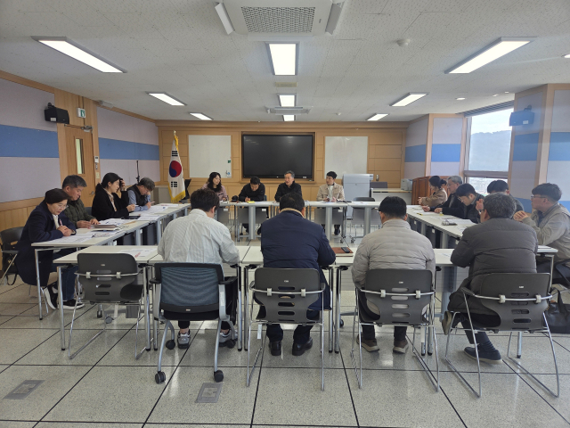 경남교육청 임대형 학교 직영 전환 전담팀이 회의를 하고 있다. 도교육청 제공