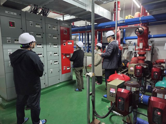 임대형 학교 직영 전환 전담팀이 지난 2월 거제 삼룡초등학교에서 시설물을 점검하고 있다. 도교육청 제공