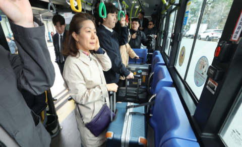 [르포]‘전국 최초’ 대형 캐리어 반입 부산 시내버스 타 보니…