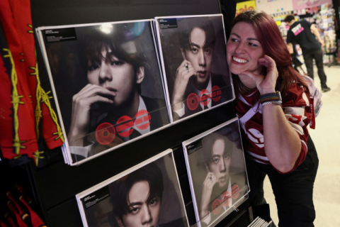 [손바닥 경제] 빌보드 1위·월드투어 매진… BTS 뜨면 경제도 뜬다