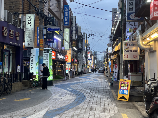 지난달 31일 오후 6시께 찾은 부산 금정구 부산대 주점 거리가 한산하다. 양보원 기자 bogiza@