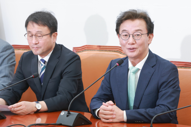 더불어민주당 전재수 의원(오른쪽)이 지난달 24일 국회에서 열린 한병도 원내대표(왼쪽)와의 부산 글로벌허브도시 조성에 관한 특별법안 관련 간담회에 참석해 발언하고 있다. 연합뉴스