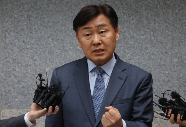 '돈 봉투 살포 의혹'에 휩싸인 김관영 전북특별자치도지사가 1일 도청에서 취재진에게 