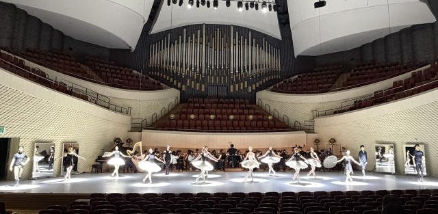 2026 부산발레시즌이 2일 ‘디어 발레리나’ 공연으로 개막한다. 사진은 1일 오후 부산콘서트홀에서 열린 리허설 모습. 김은영 기자 key66@