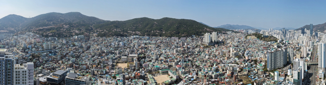 부산시가 산복도로와 중앙대로를 종축으로 연결하는 도로 건설을 골자로 하는 ‘산복도로, 100년의 교통·주거혁명 프로젝트’를 발표했다. 부산 동구 산복도로 일대. 김경현 기자 view@