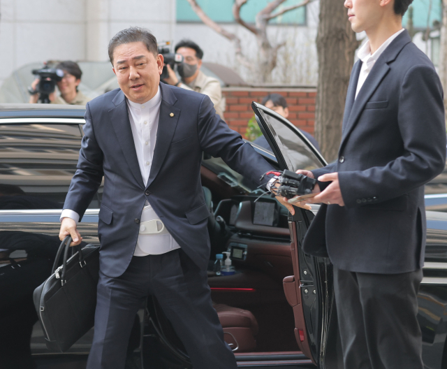 뇌물수수 의혹 등을 받는 무소속 김병기 의원이 2일 조사를 받기 위해 마포구 서울경찰청 공공범죄수사대에 출석하고 있다. 연합뉴스