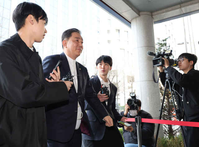 뇌물수수 의혹 등을 받는 무소속 김병기 의원이 2일 조사를 받기 위해 마포구 서울경찰청 공공범죄수사대에 출석하고 있다. 연합뉴스