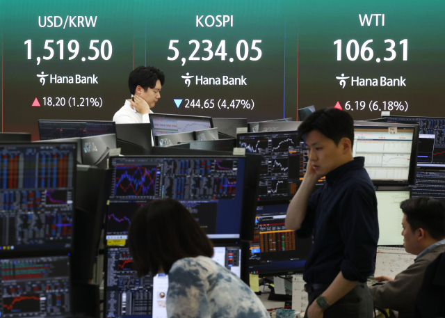 2일 서울 중구 하나은행 본점 딜링룸에 코스피 등이 표시되고 있다. 이날 트럼프 대통령이 이란을 상대로 강경 발언을 내놓으면서 원/달러 환율이 20원 가까이 반등했다. 코스피는 244.65포인트(4.47%) 하락한 5,234.05 거래를 마쳤으며, 코스닥도 59.84포인트(5.36%) 떨어진 1,056.34로 마감했다. 연합뉴스