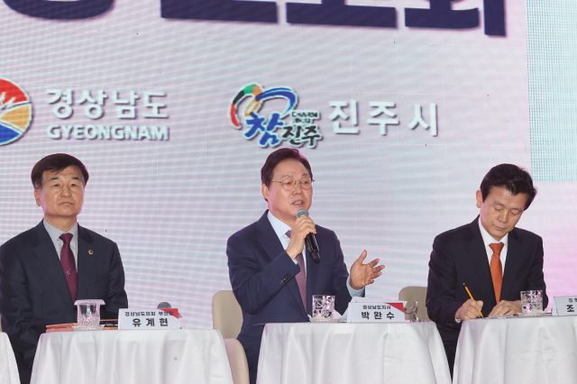 박완수 경남지사가 2일 진주에서 열린 도정보고회에서 도민들과 대화하고 있다. 경남도 제공