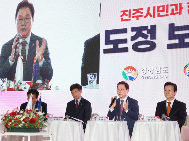 박완수 경남지사가 2일 진주에서 열린 도정보고회에서 도민들과 대화하고 있다. 경남도 제공