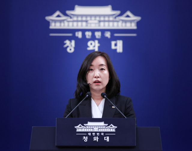 전은수 신임 대변인이 3일 청와대 춘추관에서 출퇴근 시간대 대중교통 혼잡 완화 대책 관련 브리핑을 하고 있다. 연합뉴스