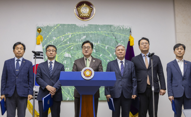 우원식 국회의장과 국회 내 정당 원내대표들이 31일 국회에서 개헌 추진 관련 기자회견을 하고 있다. 이날 원내 5개 정당 원내대표는 초당적 헌법 개정안 추진에 합의해 서명했다. 지방 일정 중인 기본소득당 용혜인 대표는 뜻을 같이하기로 했다고 우원식 의장은 밝혔다. 국민의힘은 헌법개정에 반대해 이날 합의서에 서명하지 않았다. 연합뉴스