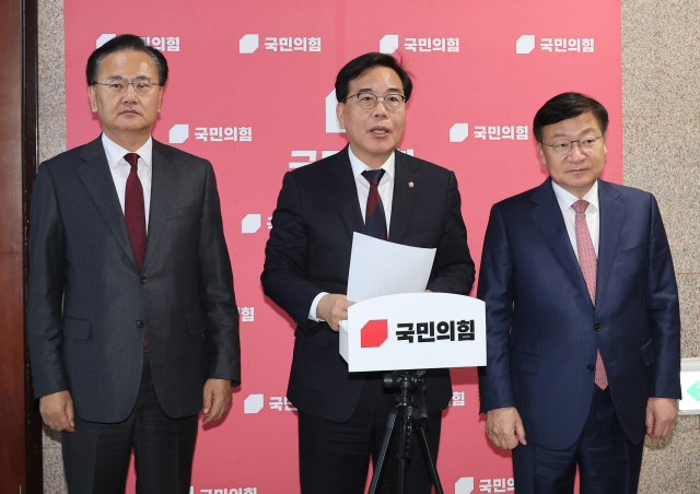 국민의힘 송언석 원내대표가 2일 국회에서 이재명 대통령의 추가경정예산 시정연설과 관련한 입장을 밝히고 있다. 왼쪽은 유상범 원내운영수석부대표. 오른쪽은 정점식 정책위의장. 연합뉴스