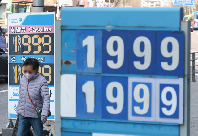이란 전쟁 종식에 대한 기대감 후퇴로 국제 유가가 다시 오름세를 보인 지난 2일 서울 시내 한 주유소에 휘발유·경유 가격 안내문이 놓여 있다. 연합뉴스