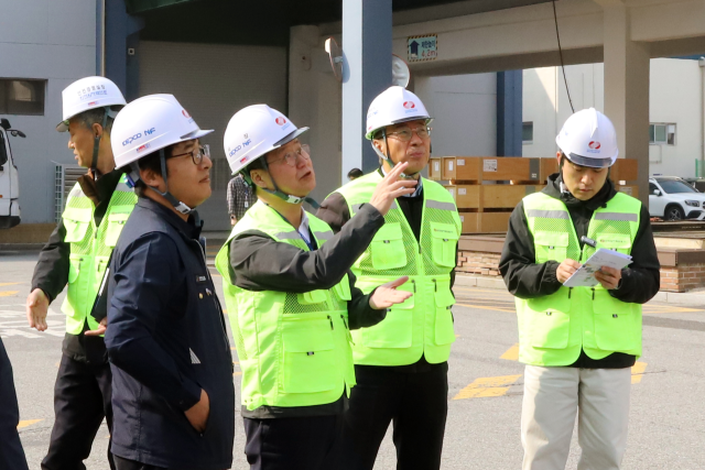 한전원자력연료 정창진 사장과 노동조합 관계자들이 화재 예방 시설을 점검하고 있다. 한전원자력연료 제공