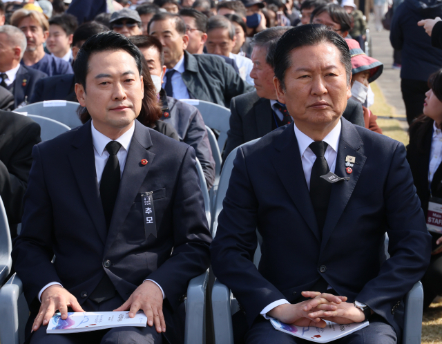 더불어민주당 정청래 대표와 국민의힘 장동혁 대표가 3일 제주 4·3 평화공원에서 열린 제78주년 제주 4·3 희생자 추념식에 참석해 있다. 연합뉴스