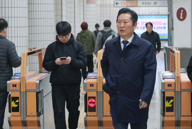 더불어민주당 정청래 대표가 지난달 30일 국회로 출근하기 위해 서울지하철 6호선 광흥창역에서 나오고 있다. 연합뉴스