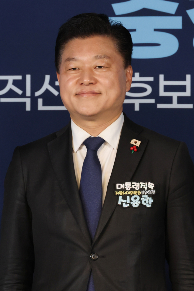 지난달 24일 서울 영등포구 여의도 더불어민주당 당사에서 열린 충청북도지사 후보 선출을 위한 본경선 합동연설회에서 신용한 예비후보가 기념 촬영하고 있다. 연합뉴스