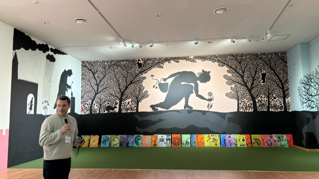 발린트 자코가 전시 현장에서 열흘 동안 직접 그린 벽화 '그 꽃을 따도 될까' 앞에서 설명 중이다. 김은영 기자 key66@