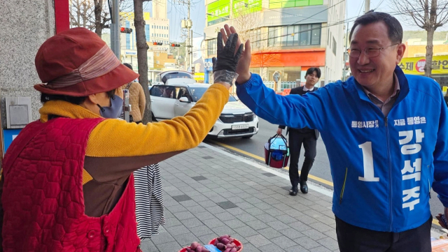 6·3 통영시장 선거 더불어민주당 강석주 후보가 주말을 맞아 지역 곳곳을 돌며 유권자들과 만나고 있다. 캠프 제공