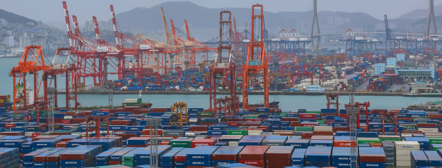 부산항 신선대부두 감만부두. 김종진 기자 kjj1761@