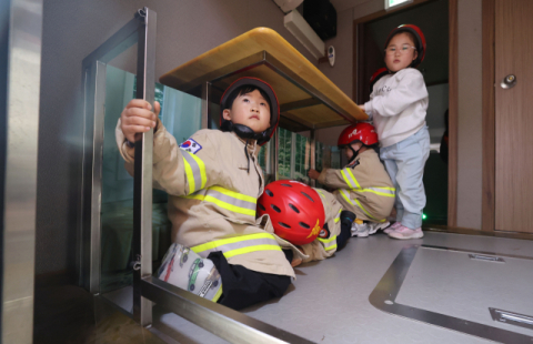 [포토뉴스] 지진 발생하면 머리 보호부터…