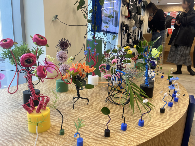 5일 부산 부산진구 전포동의 한 가게에서 젊은 고객들이 특이한 식물 오브제를 구경하고 있다. 평소 옷이나 액세서리를 팔던 이 가게는 식목일을 맞아 각양각색의 식물 관련 상품을 갖춘 팝업 스토어로 변신했다. 양보원 기자 bogiza@