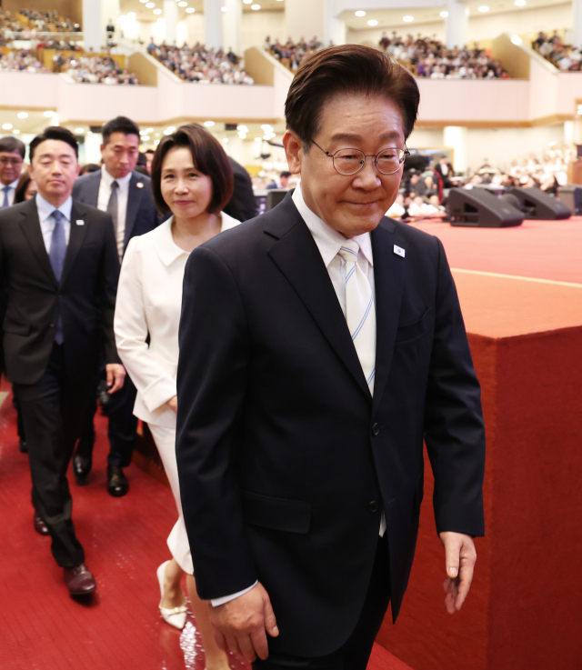 이재명 대통령이 5일 서울 여의도순복음교회에서 열린 부활절 연합예배에서 축사를 마친 뒤 대성전을 나서고 있다. 연합뉴스