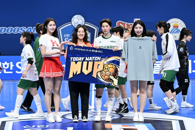 부산시설공단 권한나(오른쪽 두 번째)가 핸드볼 H리그 최초로 개인 통산 1500골 대기록을 달성했다. 한국핸드볼연맹 제공