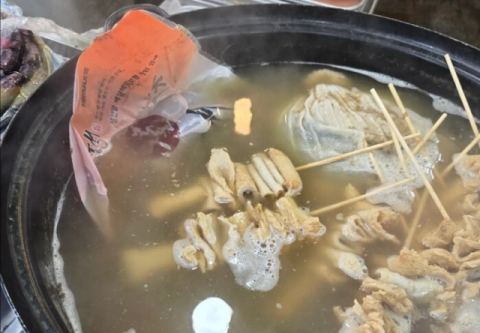 손님 먹을 어묵국물에 포장된 순대 '풍덩'… 부산 연제고분축제 위생 논란