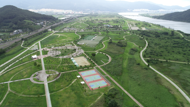 지난달 28일부터 전기 생태 관람차가 도입돼 운영에 들어간 황산공원 전경. 양산시 제공