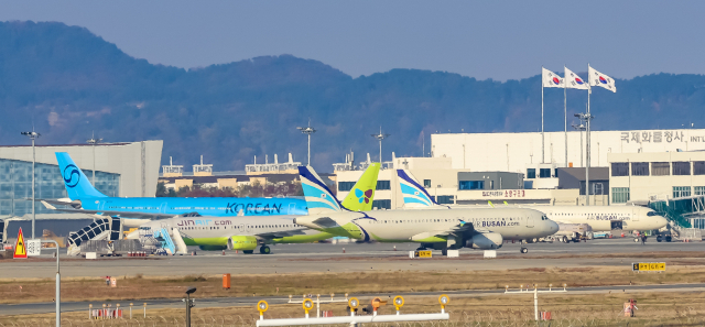 부산 김해국제공항 활주로에 항공기가 이동하고 있는 모습. 김종진 기자 kjj1761@